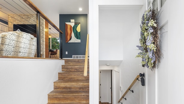 A staircase with wooden steps and a white wall. - Luxury Living-Kirkland: Stylish Home - Prime Spot! (Kirkland)