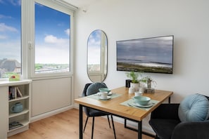 Dining - Himmelblau - Modern Renovierte, Zentrale Whg. Inkl. Pkw-stellplatz, Wlan. Haustiere Erlaubt (Westerland)