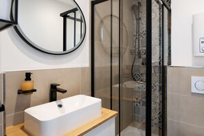 Chuveiro, secador de cabelo