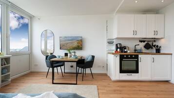 Wasserkocher mit Kaffee-/Teezubehör, Kühlschrank, Ofen, Herdplatte