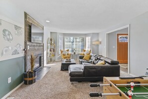 Smart TV, table football, books - Charming and Peaceful Farmhouse - Family Retreats (Vancouver)