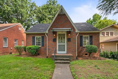 Quiet, home-style stay in historic Washington Park neighborhood. 