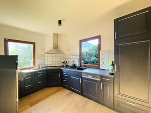 Frigorífico, microondas, horno y placa de cocina