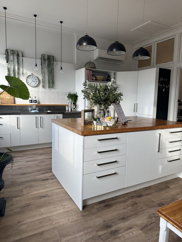 Fridge, microwave, oven, stovetop - Old Bank Townhouse in Central Motueka, Modern and Clean. Everything at your door (Motueka)