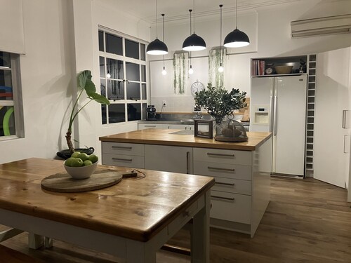 Old Bank Townhouse in Central Motueka, Modern and Clean. Everything at your door