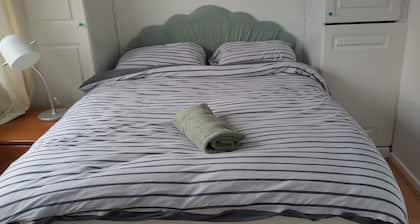 Genuine rest. A 4bed house with driveway parking spaces and a back garden.