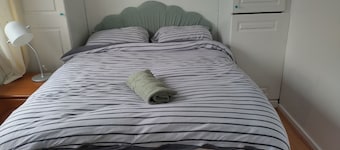 Genuine rest. A 4bed house with driveway parking spaces and a back garden.