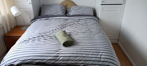 4 bedrooms, iron/ironing board, WiFi, bed sheets