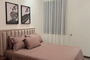 2 habitaciones, tabla de planchar con plancha, wifi y ropa de cama