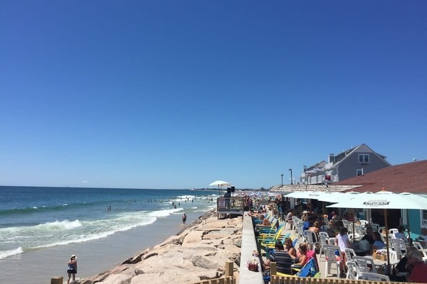 Ligstoelen aan het strand, strandlakens