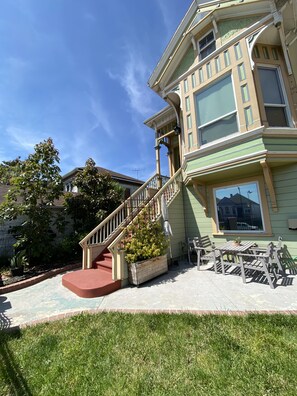 Exterior - Charming Victorian Cottage Upper Unit 3 Bedroom Near Oakland's San Antonio Park (Oakland)