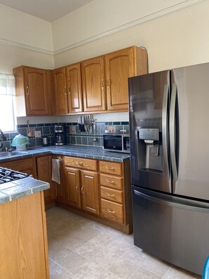 Fridge, microwave, oven, stovetop - Charming Victorian Cottage Upper Unit 3 Bedroom Near Oakland's San Antonio Park (Oakland)