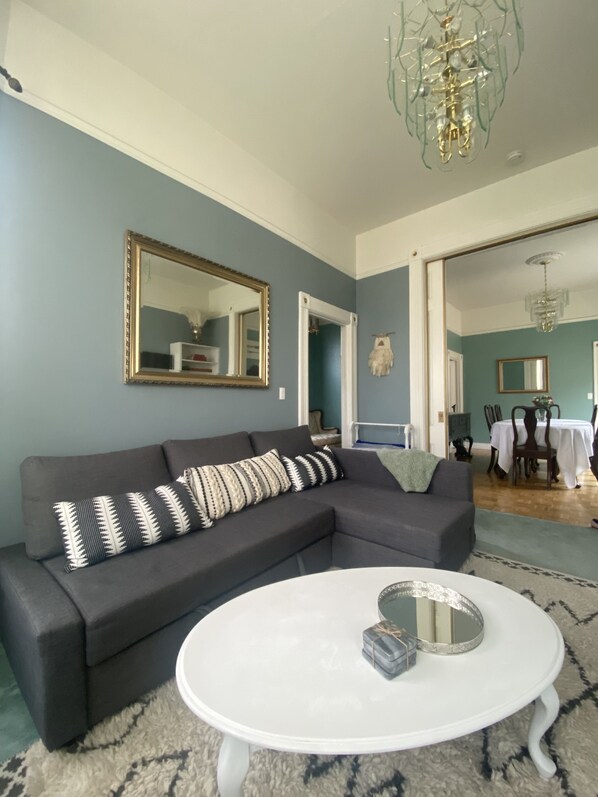 Smart TV - Charming Victorian Cottage Upper Unit 3 Bedroom Near Oakland's San Antonio Park (Oakland)