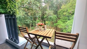 Apartment, 2 Schlafzimmer, barrierefrei, Balkon | Speisen im Freien