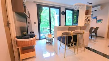 Apartamento, 2 quartos, acessível, sacada | Opções para refeição