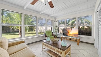 Smart-tv och ett bordtennisbord