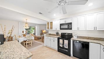 Kylskåp, mikrovågsugn, ugn och spishäll