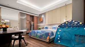Une chambre d’hôtel moderne équipée d’un lit, d’une table à manger, d’une petite kitchenette et d’une structure ressemblant à une tente.