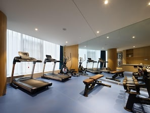 A modern gym with treadmills, elliptical machines, and weight benches. - Madison Hotel Xianyang Zhuquan Road Wanda Plaza (Xianyang)