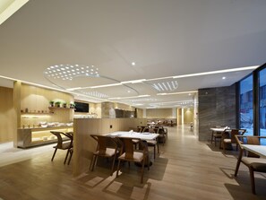 Un restaurante moderno con mobiliario de madera y una encimera de mármol.
