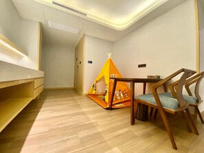 A room with a wooden floor, a bed, a chair, a small table, and a tent-like structure. - Madison Hotel Xianyang Zhuquan Road Wanda Plaza (Xianyang)