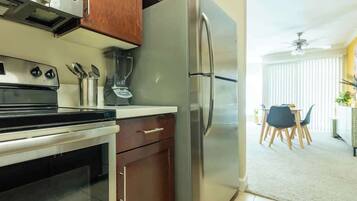 Refrigerador, microondas, horno y parrilla de estufa