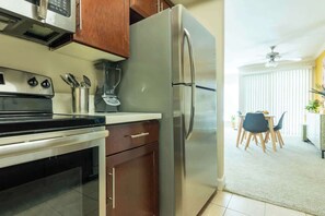 Fridge, microwave, oven, stovetop - Lovely and Cozy Apartment in Palos Verdes (Rancho Palos Verdes)
