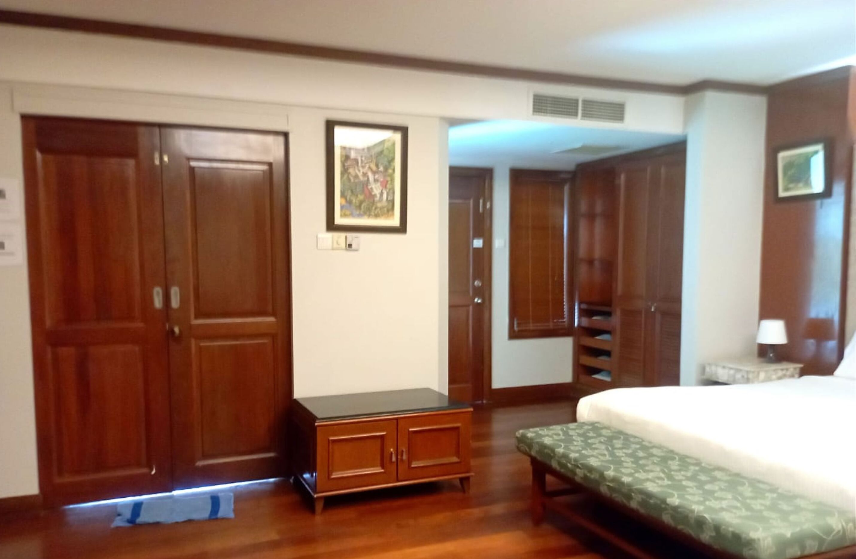 1 habitación, escritorio, tabla de planchar con plancha y ropa de cama 