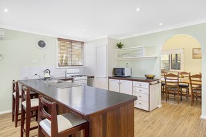 Fridge, microwave, oven, stovetop - Possum Cottage on Adelaide St, 3 bedroom 2 bathroom walk to beach jetty and town (Busselton)