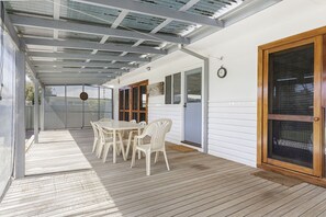 Outdoor dining - Possum Cottage on Adelaide St, 3 bedroom 2 bathroom walk to beach jetty and town (Busselton)