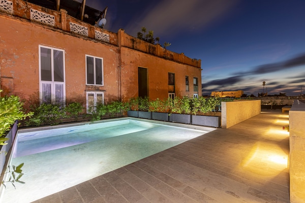 Una piscina al aire libre