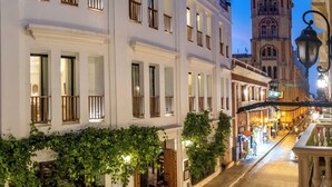 A historic building with multiple stories, large windows, and a balcony. - Cinco Quintas Hotel Boutique (Cartagena)