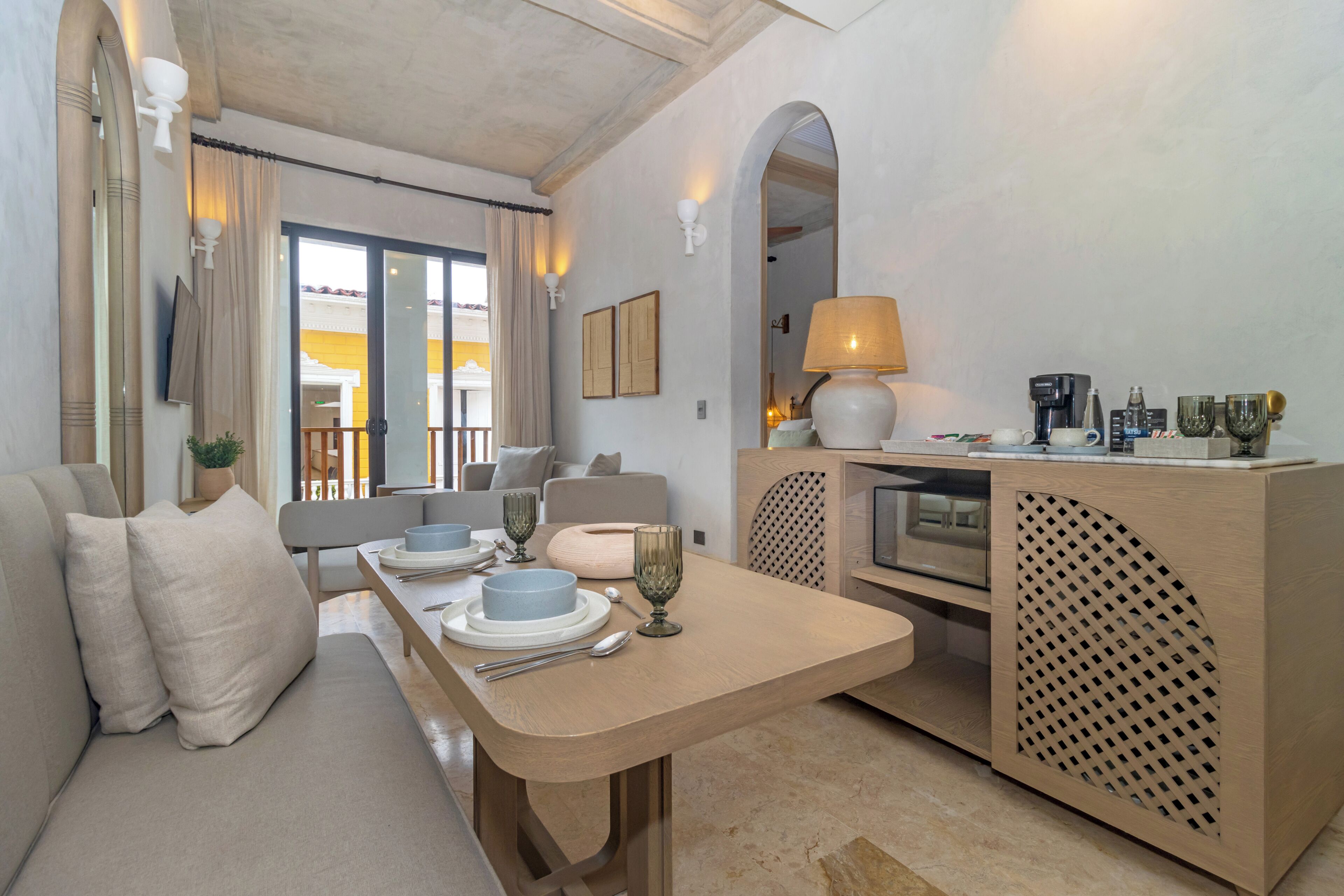 Suite junior, balcón | Sala de estar | Smart TV de 40 pulgadas con canales digitales 