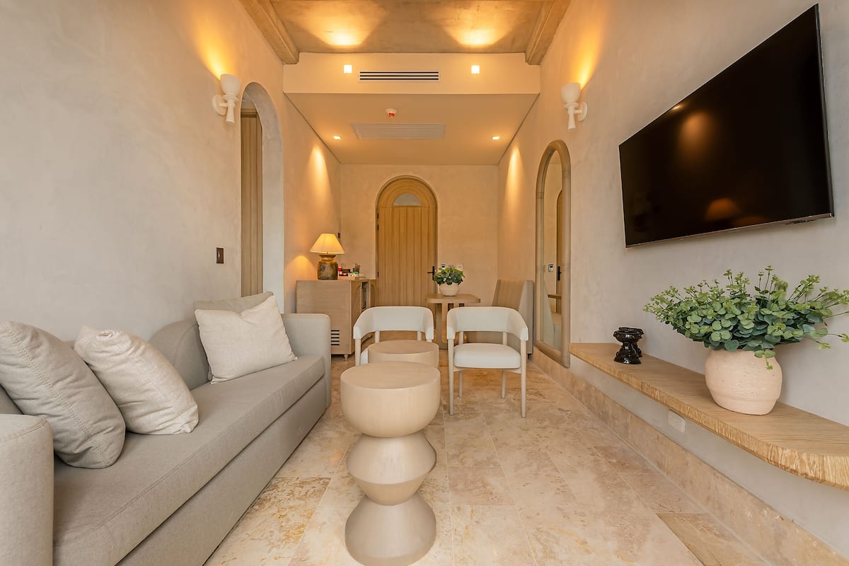 Junior-Suite, Balkon | Wohnbereich | 40-Zoll-Smart-TV mit Digitalempfang