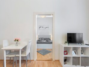 1 slaapkamer, een bureau, internet