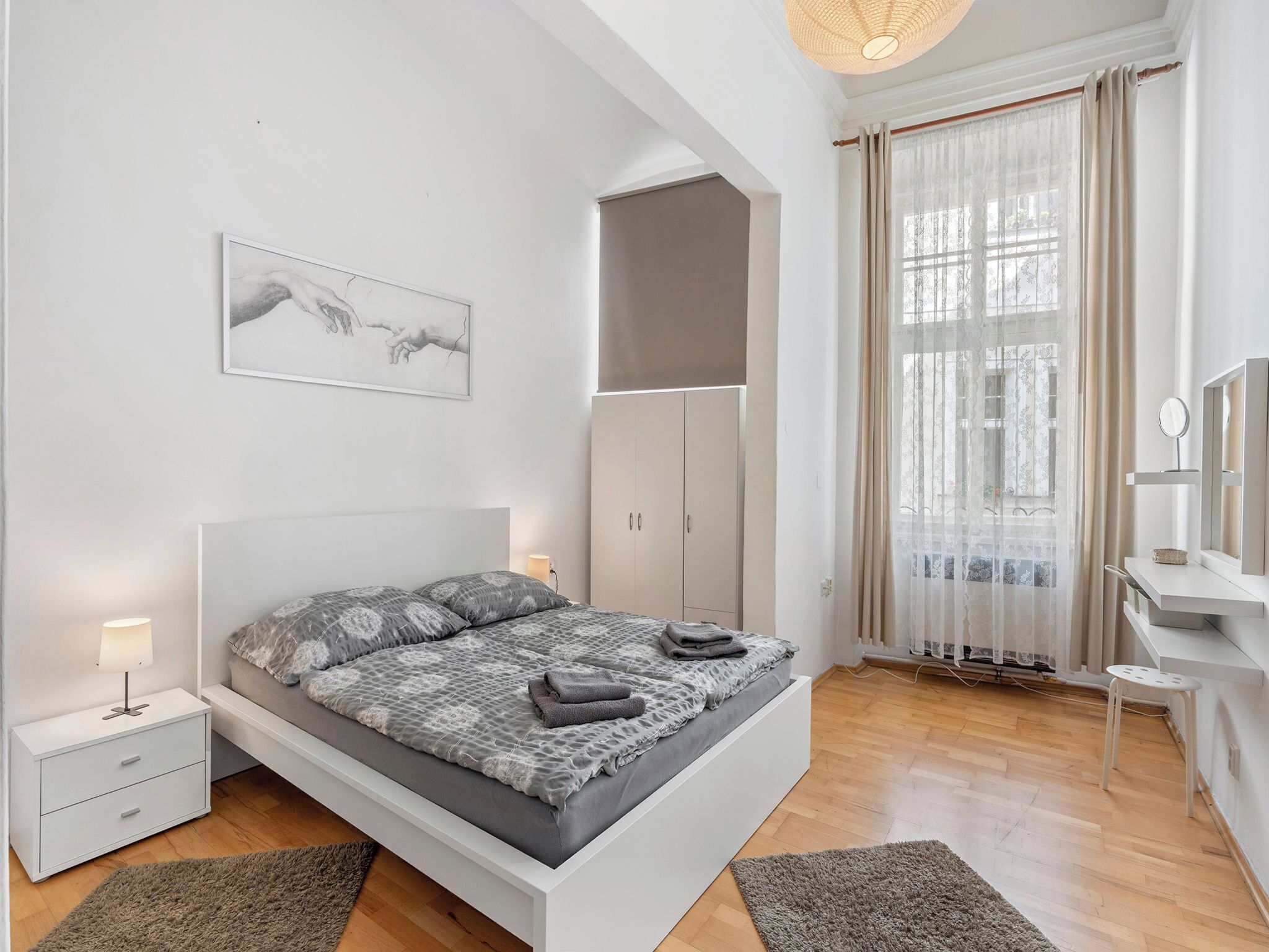 1 slaapkamer, een bureau, internet