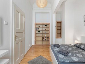 1 quarto, escrivaninha, acesso à internet