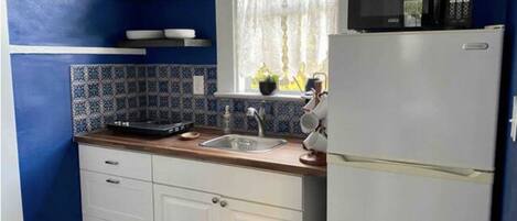 Réfrigérateur, four à micro-ondes, un four, cafetiÚre-théiÚre