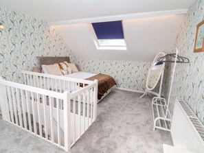 3 bedrooms, individually decorated, individually furnished, free WiFi - Through the Looking Glass (Ripon)
