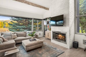 TV, fireplace - Beautiful Multi-Level Snowmass Townhome On Shuttle! A/C, Gas FP, Grill, W/D, HT & Parking (Snowmass Village)