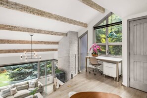 TV, fireplace - Beautiful Multi-Level Snowmass Townhome On Shuttle! A/C, Gas FP, Grill, W/D, HT & Parking (Snowmass Village)