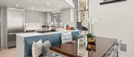 Kühlschrank, Mikrowelle, Herdplatte, Geschirrspüler