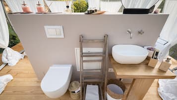 Towels, soap, shampoo, toilet paper