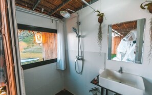 Tenda Deluks | Kamar mandi | Shower, pancuran hujan, perlengkapan mandi gratis, dan handuk
