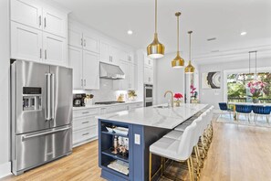 Kjøleskap, mikrobølgeovn, ovn og kokeplater