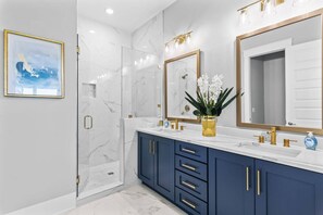Combined shower/bathtub, hair dryer, towels - Inlet Beach Home with Stunning Rooftop Deck & Cart (Inlet Beach)
