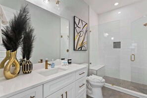 Kombinert dusj/badekar, hårføner og håndklær