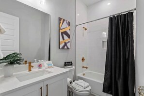 Duschwanne, Haartrockner, Handtücher