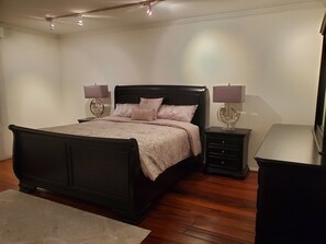 3 chambres, fer et planche à repasser, Wi-Fi, draps fournis