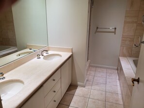 Baignoire à jets, sèche-cheveux, serviettes fournies, papier toilette